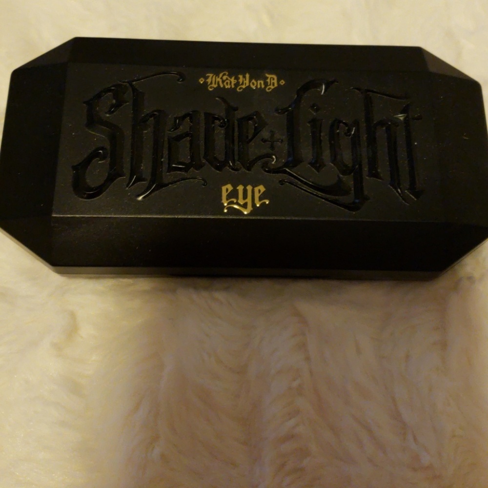 Kat Von D Shade &Light eye contour quad in Sage.